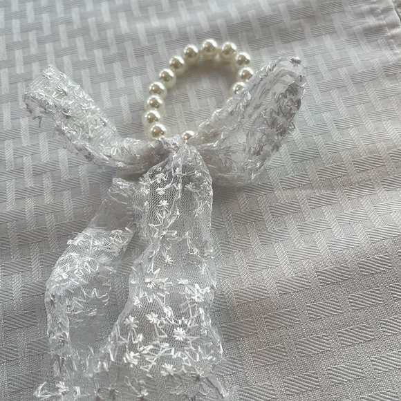 3pcs lace and pearl scrunchies - Picture 2 of 4